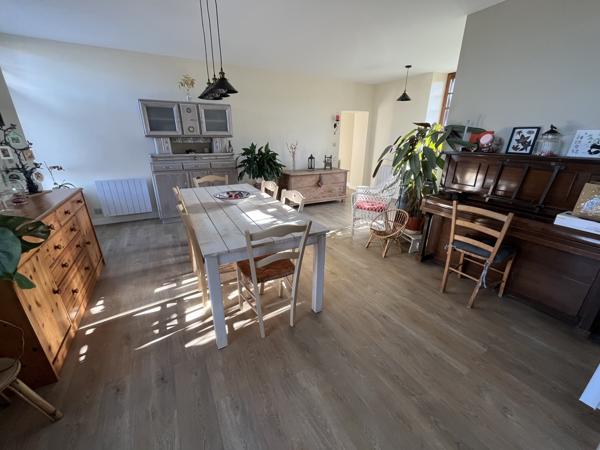 Brion-près-Thouet (79290) ref 100840 proche MONTREUIL BELLAY MAISON DE 200 M2 en parfait état , 4 chambres sur terrain de 2640 m2