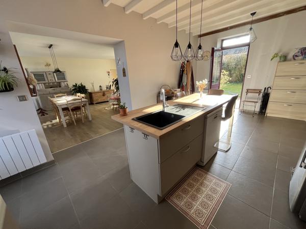 Brion-près-Thouet (79290) ref 100840 proche MONTREUIL BELLAY MAISON DE 200 M2 en parfait état , 4 chambres sur terrain de 2640 m2