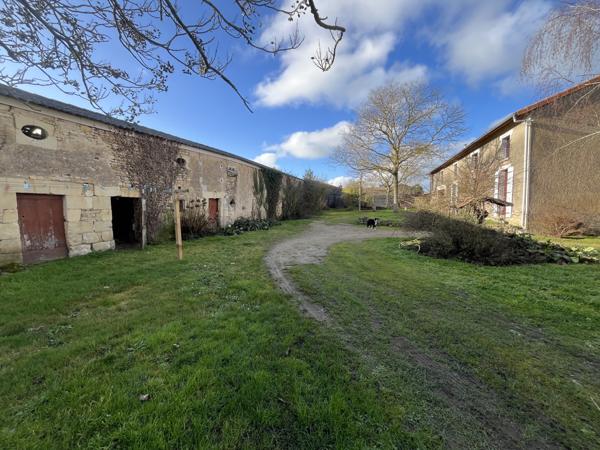 Brion-près-Thouet (79290) ref 100840 proche MONTREUIL BELLAY MAISON DE 200 M2 en parfait état , 4 chambres sur terrain de 2640 m2