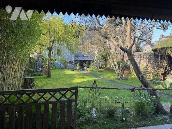 Maison en pierre centre Coutances, 2 ch., cheminée, garage double, dépendance, beau jardin. Raf...