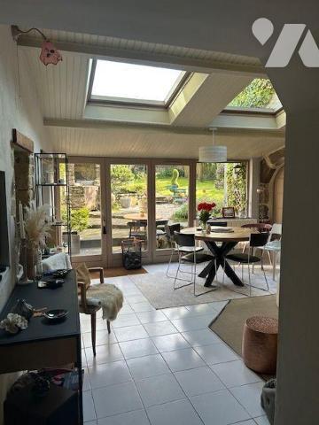 Maison en pierre centre Coutances, 2 ch., cheminée, garage double, dépendance, beau jardin. Raf...