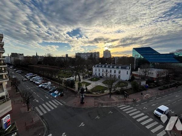 Appartement à rénover à Levallois-Perret (92300).

Idéalement situé, ce vaste appartement de ...