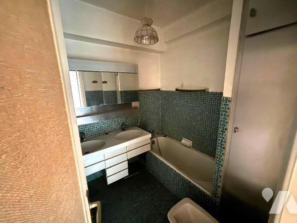 Appartement à rénover à Levallois-Perret (92300).

Idéalement situé, ce vaste appartement de ...