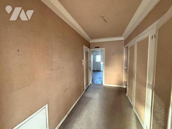 Appartement à rénover à Levallois-Perret (92300).

Idéalement situé, ce vaste appartement de ...