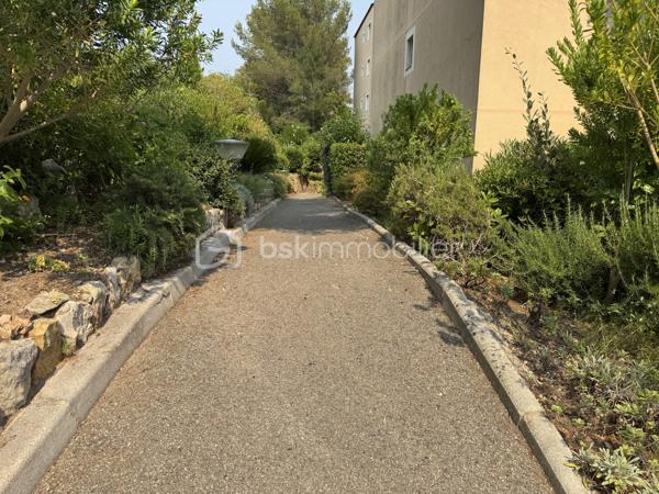 Très rare, au cœur de Saint-Raphaël (83700), à seulement 7 minutes du Vieux-Port, à 1 minute du Palais des Sports et à proximité immédiate de toutes les commodités, découvrez ce très bel appartement traversant en rez-de-jardin et sans vis-à-vis de 59,84 m², bénéficiant d'une terrasse, d'un jardin privatif de 39 m², d'un garage, d'une cave dans le sous sol sécurisé.
Il se compose d'un séjour lumineux de 21,67 m², d'une cuisine indépendante équipée, de deux chambres de plus de 10 m², dont une avec accès à une terrasse, d'une salle de bains et de WC séparés. Très lumineux grâce à ses nombreuses ouvertures et exposé sud et sud-ouest, cet appartement offre un cadre de vie agréable au sein d'une résidence très, très calme et parfaitement entretenue. Il est équipé de fenêtres en double vitrage, de volets roulants électriques, de la fibre optique et ne présente aucune anomalie électrique. Le jardin peut être végétalisé conformément à l'autorisation de la copropriété.
 Les charges comprennent l'eau froide, l'entretien des parties communes ainsi que des espaces verts. Aucune procédure n'est en cours au sein de la copropriété et, atout supplémentaire, le ravalement de façade est prévu prochainement ainsi que les coursives, intégralement pris en charge par le vendeur.

Un bien pour votre  résidence principale, un pied-à-terre ou un investissement, contactez: Delphine KOSOWSKI au: 06.12.33.51.71