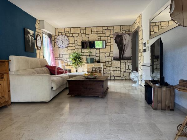Très rare, au cœur de Saint-Raphaël (83700), à seulement 7 minutes du Vieux-Port, à 1 minute du Palais des Sports et à proximité immédiate de toutes les commodités, découvrez ce très bel appartement traversant en rez-de-jardin et sans vis-à-vis de 59,84 m², bénéficiant d'une terrasse, d'un jardin privatif de 39 m², d'un garage, d'une cave dans le sous sol sécurisé.
Il se compose d'un séjour lumineux de 21,67 m², d'une cuisine indépendante équipée, de deux chambres de plus de 10 m², dont une avec accès à une terrasse, d'une salle de bains et de WC séparés. Très lumineux grâce à ses nombreuses ouvertures et exposé sud et sud-ouest, cet appartement offre un cadre de vie agréable au sein d'une résidence très, très calme et parfaitement entretenue. Il est équipé de fenêtres en double vitrage, de volets roulants électriques, de la fibre optique et ne présente aucune anomalie électrique. Le jardin peut être végétalisé conformément à l'autorisation de la copropriété.
 Les charges comprennent l'eau froide, l'entretien des parties communes ainsi que des espaces verts. Aucune procédure n'est en cours au sein de la copropriété et, atout supplémentaire, le ravalement de façade est prévu prochainement ainsi que les coursives, intégralement pris en charge par le vendeur.

Un bien pour votre  résidence principale, un pied-à-terre ou un investissement, contactez: Delphine KOSOWSKI au: 06.12.33.51.71