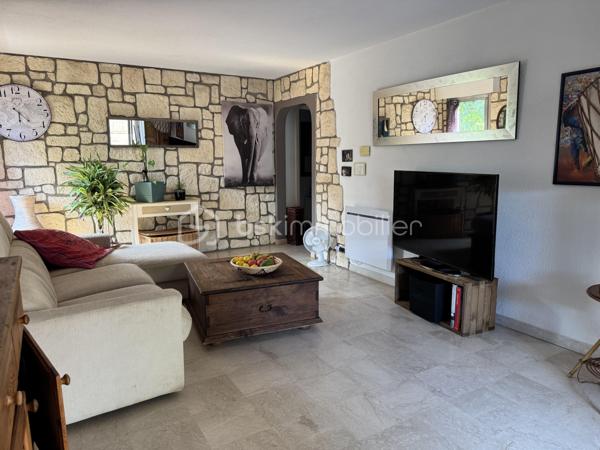 Très rare, au cœur de Saint-Raphaël (83700), à seulement 7 minutes du Vieux-Port, à 1 minute du Palais des Sports et à proximité immédiate de toutes les commodités, découvrez ce très bel appartement traversant en rez-de-jardin et sans vis-à-vis de 59,84 m², bénéficiant d'une terrasse, d'un jardin privatif de 39 m², d'un garage, d'une cave dans le sous sol sécurisé.
Il se compose d'un séjour lumineux de 21,67 m², d'une cuisine indépendante équipée, de deux chambres de plus de 10 m², dont une avec accès à une terrasse, d'une salle de bains et de WC séparés. Très lumineux grâce à ses nombreuses ouvertures et exposé sud et sud-ouest, cet appartement offre un cadre de vie agréable au sein d'une résidence très, très calme et parfaitement entretenue. Il est équipé de fenêtres en double vitrage, de volets roulants électriques, de la fibre optique et ne présente aucune anomalie électrique. Le jardin peut être végétalisé conformément à l'autorisation de la copropriété.
 Les charges comprennent l'eau froide, l'entretien des parties communes ainsi que des espaces verts. Aucune procédure n'est en cours au sein de la copropriété et, atout supplémentaire, le ravalement de façade est prévu prochainement ainsi que les coursives, intégralement pris en charge par le vendeur.

Un bien pour votre  résidence principale, un pied-à-terre ou un investissement, contactez: Delphine KOSOWSKI au: 06.12.33.51.71