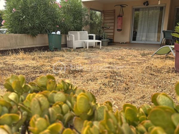 Très rare, au cœur de Saint-Raphaël (83700), à seulement 7 minutes du Vieux-Port, à 1 minute du Palais des Sports et à proximité immédiate de toutes les commodités, découvrez ce très bel appartement traversant en rez-de-jardin et sans vis-à-vis de 59,84 m², bénéficiant d'une terrasse, d'un jardin privatif de 39 m², d'un garage, d'une cave dans le sous sol sécurisé.
Il se compose d'un séjour lumineux de 21,67 m², d'une cuisine indépendante équipée, de deux chambres de plus de 10 m², dont une avec accès à une terrasse, d'une salle de bains et de WC séparés. Très lumineux grâce à ses nombreuses ouvertures et exposé sud et sud-ouest, cet appartement offre un cadre de vie agréable au sein d'une résidence très, très calme et parfaitement entretenue. Il est équipé de fenêtres en double vitrage, de volets roulants électriques, de la fibre optique et ne présente aucune anomalie électrique. Le jardin peut être végétalisé conformément à l'autorisation de la copropriété.
 Les charges comprennent l'eau froide, l'entretien des parties communes ainsi que des espaces verts. Aucune procédure n'est en cours au sein de la copropriété et, atout supplémentaire, le ravalement de façade est prévu prochainement ainsi que les coursives, intégralement pris en charge par le vendeur.

Un bien pour votre  résidence principale, un pied-à-terre ou un investissement, contactez: Delphine KOSOWSKI au: 06.12.33.51.71