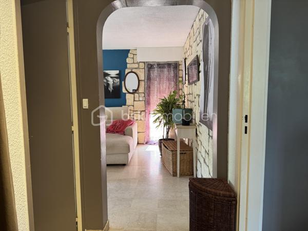 Très rare, au cœur de Saint-Raphaël (83700), à seulement 7 minutes du Vieux-Port, à 1 minute du Palais des Sports et à proximité immédiate de toutes les commodités, découvrez ce très bel appartement traversant en rez-de-jardin et sans vis-à-vis de 59,84 m², bénéficiant d'une terrasse, d'un jardin privatif de 39 m², d'un garage, d'une cave dans le sous sol sécurisé.
Il se compose d'un séjour lumineux de 21,67 m², d'une cuisine indépendante équipée, de deux chambres de plus de 10 m², dont une avec accès à une terrasse, d'une salle de bains et de WC séparés. Très lumineux grâce à ses nombreuses ouvertures et exposé sud et sud-ouest, cet appartement offre un cadre de vie agréable au sein d'une résidence très, très calme et parfaitement entretenue. Il est équipé de fenêtres en double vitrage, de volets roulants électriques, de la fibre optique et ne présente aucune anomalie électrique. Le jardin peut être végétalisé conformément à l'autorisation de la copropriété.
 Les charges comprennent l'eau froide, l'entretien des parties communes ainsi que des espaces verts. Aucune procédure n'est en cours au sein de la copropriété et, atout supplémentaire, le ravalement de façade est prévu prochainement ainsi que les coursives, intégralement pris en charge par le vendeur.

Un bien pour votre  résidence principale, un pied-à-terre ou un investissement, contactez: Delphine KOSOWSKI au: 06.12.33.51.71