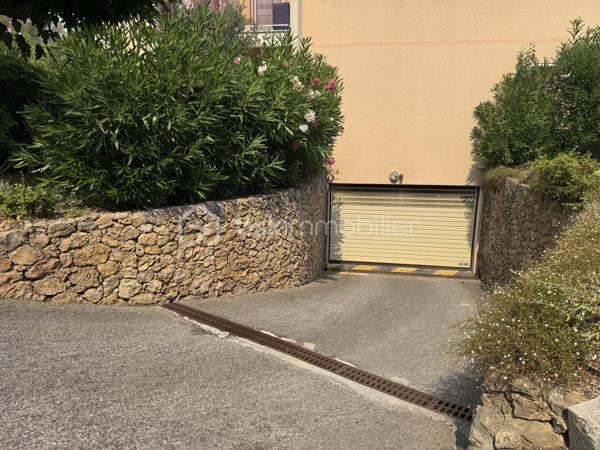Très rare, au cœur de Saint-Raphaël (83700), à seulement 7 minutes du Vieux-Port, à 1 minute du Palais des Sports et à proximité immédiate de toutes les commodités, découvrez ce très bel appartement traversant en rez-de-jardin et sans vis-à-vis de 59,84 m², bénéficiant d'une terrasse, d'un jardin privatif de 39 m², d'un garage, d'une cave dans le sous sol sécurisé.
Il se compose d'un séjour lumineux de 21,67 m², d'une cuisine indépendante équipée, de deux chambres de plus de 10 m², dont une avec accès à une terrasse, d'une salle de bains et de WC séparés. Très lumineux grâce à ses nombreuses ouvertures et exposé sud et sud-ouest, cet appartement offre un cadre de vie agréable au sein d'une résidence très, très calme et parfaitement entretenue. Il est équipé de fenêtres en double vitrage, de volets roulants électriques, de la fibre optique et ne présente aucune anomalie électrique. Le jardin peut être végétalisé conformément à l'autorisation de la copropriété.
 Les charges comprennent l'eau froide, l'entretien des parties communes ainsi que des espaces verts. Aucune procédure n'est en cours au sein de la copropriété et, atout supplémentaire, le ravalement de façade est prévu prochainement ainsi que les coursives, intégralement pris en charge par le vendeur.

Un bien pour votre  résidence principale, un pied-à-terre ou un investissement, contactez: Delphine KOSOWSKI au: 06.12.33.51.71