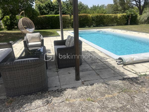 Vous recherchez une grande maison pour accueillir votre famille au calme sur une jolie parcelle clôturée à l'abri des regards ? 
Alors, ce bien ne pourra que vous correspondre ! 
A 5 mn du centre ville d'Agen, sur le vieux Passage, il est idéalement placé pour les écoles, les commerces à pieds...
Une fois franchi le portail automatisé,  vous disposez d'un bel espace arboré au calme avec une piscine sécurisée (10X4,5) garantie 30 ans, qui vous attend avec ses larges terrasses et sa pergola. Grande dépendance idéale pour garer plusieurs véhicules ou tout autre projet.
Partons pour la visite :
Au rez-de-chaussée, la maison entièrement rénovée (sous décennale) vous ouvre ses portes sur une grande pièce de vie lumineuse de plus de 60 M2 avec cuisine ouverte entièrement équipée et espace salon séjour donnant sur la terrasse extérieure. Buanderie.
Toujours au-rez-de chaussée, une suite parentale avec dressing, une salle d'eau, une chambre. Wc Indépendants. 
Le bel escalier vous mène à l'étage où un grand palier vous attend.
Vous disposez ensuite de 4 chambres aux beaux volumes, une salle d'eau, et une grande pièce de plus de 30 M2 idéale pour une salle "home cinéma" ou salle de jeux ou même une suite parentale facilement aménageable. Wc indépendants.
Vous pourrez également profiter d'une jolie terrasse spacieuse à l'abri des regards.
La maison dispose d'un classement énergétique excellent (B) lié à de très bonnes prestations : double vitrage, chauffage par poële à granules, climatisation, chauffage gaz, VMC double flux et panneaux solaires pour de l'auto consommation et revente (suivi en temps réel).
Garanties décennales sur les travaux réalisés (toiture, piscine, panneaux...).
Une question ? N'hésitez pas à me contacter pour plus de renseignements.
A visiter sans tarder !