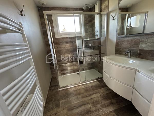 Vous recherchez une grande maison pour accueillir votre famille au calme sur une jolie parcelle clôturée à l'abri des regards ? 
Alors, ce bien ne pourra que vous correspondre ! 
A 5 mn du centre ville d'Agen, sur le vieux Passage, il est idéalement placé pour les écoles, les commerces à pieds...
Une fois franchi le portail automatisé,  vous disposez d'un bel espace arboré au calme avec une piscine sécurisée (10X4,5) garantie 30 ans, qui vous attend avec ses larges terrasses et sa pergola. Grande dépendance idéale pour garer plusieurs véhicules ou tout autre projet.
Partons pour la visite :
Au rez-de-chaussée, la maison entièrement rénovée (sous décennale) vous ouvre ses portes sur une grande pièce de vie lumineuse de plus de 60 M2 avec cuisine ouverte entièrement équipée et espace salon séjour donnant sur la terrasse extérieure. Buanderie.
Toujours au-rez-de chaussée, une suite parentale avec dressing, une salle d'eau, une chambre. Wc Indépendants. 
Le bel escalier vous mène à l'étage où un grand palier vous attend.
Vous disposez ensuite de 4 chambres aux beaux volumes, une salle d'eau, et une grande pièce de plus de 30 M2 idéale pour une salle "home cinéma" ou salle de jeux ou même une suite parentale facilement aménageable. Wc indépendants.
Vous pourrez également profiter d'une jolie terrasse spacieuse à l'abri des regards.
La maison dispose d'un classement énergétique excellent (B) lié à de très bonnes prestations : double vitrage, chauffage par poële à granules, climatisation, chauffage gaz, VMC double flux et panneaux solaires pour de l'auto consommation et revente (suivi en temps réel).
Garanties décennales sur les travaux réalisés (toiture, piscine, panneaux...).
Une question ? N'hésitez pas à me contacter pour plus de renseignements.
A visiter sans tarder !