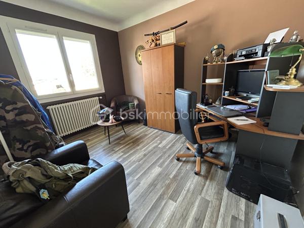 Vous recherchez une grande maison pour accueillir votre famille au calme sur une jolie parcelle clôturée à l'abri des regards ? 
Alors, ce bien ne pourra que vous correspondre ! 
A 5 mn du centre ville d'Agen, sur le vieux Passage, il est idéalement placé pour les écoles, les commerces à pieds...
Une fois franchi le portail automatisé,  vous disposez d'un bel espace arboré au calme avec une piscine sécurisée (10X4,5) garantie 30 ans, qui vous attend avec ses larges terrasses et sa pergola. Grande dépendance idéale pour garer plusieurs véhicules ou tout autre projet.
Partons pour la visite :
Au rez-de-chaussée, la maison entièrement rénovée (sous décennale) vous ouvre ses portes sur une grande pièce de vie lumineuse de plus de 60 M2 avec cuisine ouverte entièrement équipée et espace salon séjour donnant sur la terrasse extérieure. Buanderie.
Toujours au-rez-de chaussée, une suite parentale avec dressing, une salle d'eau, une chambre. Wc Indépendants. 
Le bel escalier vous mène à l'étage où un grand palier vous attend.
Vous disposez ensuite de 4 chambres aux beaux volumes, une salle d'eau, et une grande pièce de plus de 30 M2 idéale pour une salle "home cinéma" ou salle de jeux ou même une suite parentale facilement aménageable. Wc indépendants.
Vous pourrez également profiter d'une jolie terrasse spacieuse à l'abri des regards.
La maison dispose d'un classement énergétique excellent (B) lié à de très bonnes prestations : double vitrage, chauffage par poële à granules, climatisation, chauffage gaz, VMC double flux et panneaux solaires pour de l'auto consommation et revente (suivi en temps réel).
Garanties décennales sur les travaux réalisés (toiture, piscine, panneaux...).
Une question ? N'hésitez pas à me contacter pour plus de renseignements.
A visiter sans tarder !