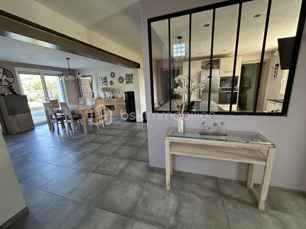 Vous recherchez une grande maison pour accueillir votre famille au calme sur une jolie parcelle clôturée à l'abri des regards ? 
Alors, ce bien ne pourra que vous correspondre ! 
A 5 mn du centre ville d'Agen, sur le vieux Passage, il est idéalement placé pour les écoles, les commerces à pieds...
Une fois franchi le portail automatisé,  vous disposez d'un bel espace arboré au calme avec une piscine sécurisée (10X4,5) garantie 30 ans, qui vous attend avec ses larges terrasses et sa pergola. Grande dépendance idéale pour garer plusieurs véhicules ou tout autre projet.
Partons pour la visite :
Au rez-de-chaussée, la maison entièrement rénovée (sous décennale) vous ouvre ses portes sur une grande pièce de vie lumineuse de plus de 60 M2 avec cuisine ouverte entièrement équipée et espace salon séjour donnant sur la terrasse extérieure. Buanderie.
Toujours au-rez-de chaussée, une suite parentale avec dressing, une salle d'eau, une chambre. Wc Indépendants. 
Le bel escalier vous mène à l'étage où un grand palier vous attend.
Vous disposez ensuite de 4 chambres aux beaux volumes, une salle d'eau, et une grande pièce de plus de 30 M2 idéale pour une salle "home cinéma" ou salle de jeux ou même une suite parentale facilement aménageable. Wc indépendants.
Vous pourrez également profiter d'une jolie terrasse spacieuse à l'abri des regards.
La maison dispose d'un classement énergétique excellent (B) lié à de très bonnes prestations : double vitrage, chauffage par poële à granules, climatisation, chauffage gaz, VMC double flux et panneaux solaires pour de l'auto consommation et revente (suivi en temps réel).
Garanties décennales sur les travaux réalisés (toiture, piscine, panneaux...).
Une question ? N'hésitez pas à me contacter pour plus de renseignements.
A visiter sans tarder !