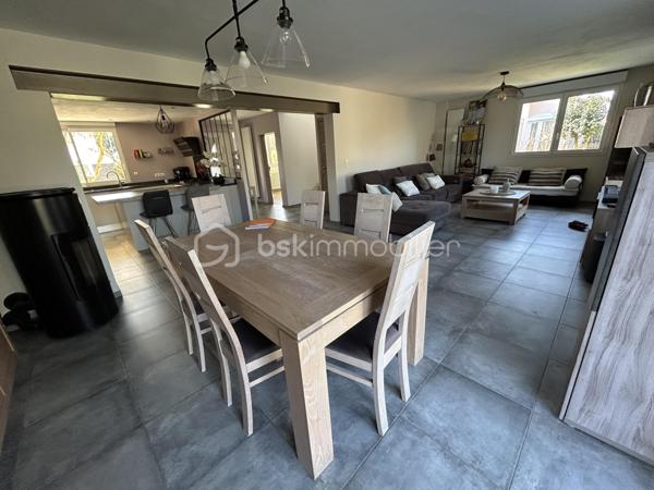 Vous recherchez une grande maison pour accueillir votre famille au calme sur une jolie parcelle clôturée à l'abri des regards ? 
Alors, ce bien ne pourra que vous correspondre ! 
A 5 mn du centre ville d'Agen, sur le vieux Passage, il est idéalement placé pour les écoles, les commerces à pieds...
Une fois franchi le portail automatisé,  vous disposez d'un bel espace arboré au calme avec une piscine sécurisée (10X4,5) garantie 30 ans, qui vous attend avec ses larges terrasses et sa pergola. Grande dépendance idéale pour garer plusieurs véhicules ou tout autre projet.
Partons pour la visite :
Au rez-de-chaussée, la maison entièrement rénovée (sous décennale) vous ouvre ses portes sur une grande pièce de vie lumineuse de plus de 60 M2 avec cuisine ouverte entièrement équipée et espace salon séjour donnant sur la terrasse extérieure. Buanderie.
Toujours au-rez-de chaussée, une suite parentale avec dressing, une salle d'eau, une chambre. Wc Indépendants. 
Le bel escalier vous mène à l'étage où un grand palier vous attend.
Vous disposez ensuite de 4 chambres aux beaux volumes, une salle d'eau, et une grande pièce de plus de 30 M2 idéale pour une salle "home cinéma" ou salle de jeux ou même une suite parentale facilement aménageable. Wc indépendants.
Vous pourrez également profiter d'une jolie terrasse spacieuse à l'abri des regards.
La maison dispose d'un classement énergétique excellent (B) lié à de très bonnes prestations : double vitrage, chauffage par poële à granules, climatisation, chauffage gaz, VMC double flux et panneaux solaires pour de l'auto consommation et revente (suivi en temps réel).
Garanties décennales sur les travaux réalisés (toiture, piscine, panneaux...).
Une question ? N'hésitez pas à me contacter pour plus de renseignements.
A visiter sans tarder !