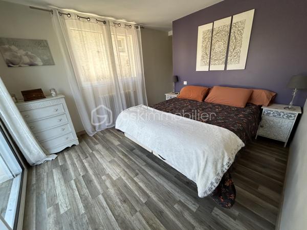 Vous recherchez une grande maison pour accueillir votre famille au calme sur une jolie parcelle clôturée à l'abri des regards ? 
Alors, ce bien ne pourra que vous correspondre ! 
A 5 mn du centre ville d'Agen, sur le vieux Passage, il est idéalement placé pour les écoles, les commerces à pieds...
Une fois franchi le portail automatisé,  vous disposez d'un bel espace arboré au calme avec une piscine sécurisée (10X4,5) garantie 30 ans, qui vous attend avec ses larges terrasses et sa pergola. Grande dépendance idéale pour garer plusieurs véhicules ou tout autre projet.
Partons pour la visite :
Au rez-de-chaussée, la maison entièrement rénovée (sous décennale) vous ouvre ses portes sur une grande pièce de vie lumineuse de plus de 60 M2 avec cuisine ouverte entièrement équipée et espace salon séjour donnant sur la terrasse extérieure. Buanderie.
Toujours au-rez-de chaussée, une suite parentale avec dressing, une salle d'eau, une chambre. Wc Indépendants. 
Le bel escalier vous mène à l'étage où un grand palier vous attend.
Vous disposez ensuite de 4 chambres aux beaux volumes, une salle d'eau, et une grande pièce de plus de 30 M2 idéale pour une salle "home cinéma" ou salle de jeux ou même une suite parentale facilement aménageable. Wc indépendants.
Vous pourrez également profiter d'une jolie terrasse spacieuse à l'abri des regards.
La maison dispose d'un classement énergétique excellent (B) lié à de très bonnes prestations : double vitrage, chauffage par poële à granules, climatisation, chauffage gaz, VMC double flux et panneaux solaires pour de l'auto consommation et revente (suivi en temps réel).
Garanties décennales sur les travaux réalisés (toiture, piscine, panneaux...).
Une question ? N'hésitez pas à me contacter pour plus de renseignements.
A visiter sans tarder !