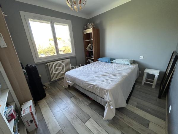 Vous recherchez une grande maison pour accueillir votre famille au calme sur une jolie parcelle clôturée à l'abri des regards ? 
Alors, ce bien ne pourra que vous correspondre ! 
A 5 mn du centre ville d'Agen, sur le vieux Passage, il est idéalement placé pour les écoles, les commerces à pieds...
Une fois franchi le portail automatisé,  vous disposez d'un bel espace arboré au calme avec une piscine sécurisée (10X4,5) garantie 30 ans, qui vous attend avec ses larges terrasses et sa pergola. Grande dépendance idéale pour garer plusieurs véhicules ou tout autre projet.
Partons pour la visite :
Au rez-de-chaussée, la maison entièrement rénovée (sous décennale) vous ouvre ses portes sur une grande pièce de vie lumineuse de plus de 60 M2 avec cuisine ouverte entièrement équipée et espace salon séjour donnant sur la terrasse extérieure. Buanderie.
Toujours au-rez-de chaussée, une suite parentale avec dressing, une salle d'eau, une chambre. Wc Indépendants. 
Le bel escalier vous mène à l'étage où un grand palier vous attend.
Vous disposez ensuite de 4 chambres aux beaux volumes, une salle d'eau, et une grande pièce de plus de 30 M2 idéale pour une salle "home cinéma" ou salle de jeux ou même une suite parentale facilement aménageable. Wc indépendants.
Vous pourrez également profiter d'une jolie terrasse spacieuse à l'abri des regards.
La maison dispose d'un classement énergétique excellent (B) lié à de très bonnes prestations : double vitrage, chauffage par poële à granules, climatisation, chauffage gaz, VMC double flux et panneaux solaires pour de l'auto consommation et revente (suivi en temps réel).
Garanties décennales sur les travaux réalisés (toiture, piscine, panneaux...).
Une question ? N'hésitez pas à me contacter pour plus de renseignements.
A visiter sans tarder !