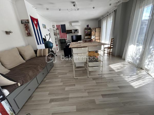 Vous recherchez une grande maison pour accueillir votre famille au calme sur une jolie parcelle clôturée à l'abri des regards ? 
Alors, ce bien ne pourra que vous correspondre ! 
A 5 mn du centre ville d'Agen, sur le vieux Passage, il est idéalement placé pour les écoles, les commerces à pieds...
Une fois franchi le portail automatisé,  vous disposez d'un bel espace arboré au calme avec une piscine sécurisée (10X4,5) garantie 30 ans, qui vous attend avec ses larges terrasses et sa pergola. Grande dépendance idéale pour garer plusieurs véhicules ou tout autre projet.
Partons pour la visite :
Au rez-de-chaussée, la maison entièrement rénovée (sous décennale) vous ouvre ses portes sur une grande pièce de vie lumineuse de plus de 60 M2 avec cuisine ouverte entièrement équipée et espace salon séjour donnant sur la terrasse extérieure. Buanderie.
Toujours au-rez-de chaussée, une suite parentale avec dressing, une salle d'eau, une chambre. Wc Indépendants. 
Le bel escalier vous mène à l'étage où un grand palier vous attend.
Vous disposez ensuite de 4 chambres aux beaux volumes, une salle d'eau, et une grande pièce de plus de 30 M2 idéale pour une salle "home cinéma" ou salle de jeux ou même une suite parentale facilement aménageable. Wc indépendants.
Vous pourrez également profiter d'une jolie terrasse spacieuse à l'abri des regards.
La maison dispose d'un classement énergétique excellent (B) lié à de très bonnes prestations : double vitrage, chauffage par poële à granules, climatisation, chauffage gaz, VMC double flux et panneaux solaires pour de l'auto consommation et revente (suivi en temps réel).
Garanties décennales sur les travaux réalisés (toiture, piscine, panneaux...).
Une question ? N'hésitez pas à me contacter pour plus de renseignements.
A visiter sans tarder !