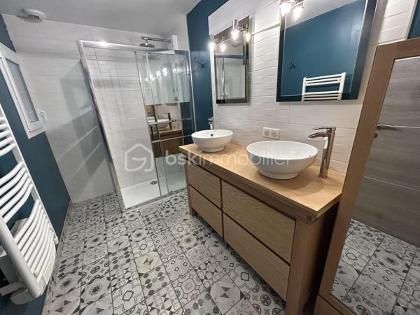 Vous recherchez une grande maison pour accueillir votre famille au calme sur une jolie parcelle clôturée à l'abri des regards ? 
Alors, ce bien ne pourra que vous correspondre ! 
A 5 mn du centre ville d'Agen, sur le vieux Passage, il est idéalement placé pour les écoles, les commerces à pieds...
Une fois franchi le portail automatisé,  vous disposez d'un bel espace arboré au calme avec une piscine sécurisée (10X4,5) garantie 30 ans, qui vous attend avec ses larges terrasses et sa pergola. Grande dépendance idéale pour garer plusieurs véhicules ou tout autre projet.
Partons pour la visite :
Au rez-de-chaussée, la maison entièrement rénovée (sous décennale) vous ouvre ses portes sur une grande pièce de vie lumineuse de plus de 60 M2 avec cuisine ouverte entièrement équipée et espace salon séjour donnant sur la terrasse extérieure. Buanderie.
Toujours au-rez-de chaussée, une suite parentale avec dressing, une salle d'eau, une chambre. Wc Indépendants. 
Le bel escalier vous mène à l'étage où un grand palier vous attend.
Vous disposez ensuite de 4 chambres aux beaux volumes, une salle d'eau, et une grande pièce de plus de 30 M2 idéale pour une salle "home cinéma" ou salle de jeux ou même une suite parentale facilement aménageable. Wc indépendants.
Vous pourrez également profiter d'une jolie terrasse spacieuse à l'abri des regards.
La maison dispose d'un classement énergétique excellent (B) lié à de très bonnes prestations : double vitrage, chauffage par poële à granules, climatisation, chauffage gaz, VMC double flux et panneaux solaires pour de l'auto consommation et revente (suivi en temps réel).
Garanties décennales sur les travaux réalisés (toiture, piscine, panneaux...).
Une question ? N'hésitez pas à me contacter pour plus de renseignements.
A visiter sans tarder !