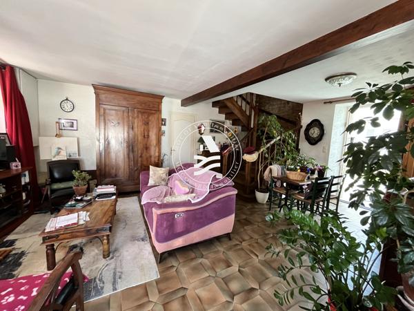 LE BONO, exclusivité MOCQUARD immobilier .Découvrez cet ensemble immobilier plein de charme, idéal pour un inv