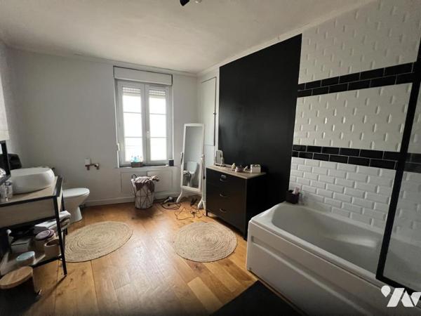 LA FERTE MACE, maison située en ville, 3ch, bureau, garage, jardin