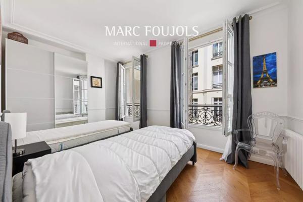 Paris VIII Triangle d’or Montaigne : appartement de 81 m² rénové meublé