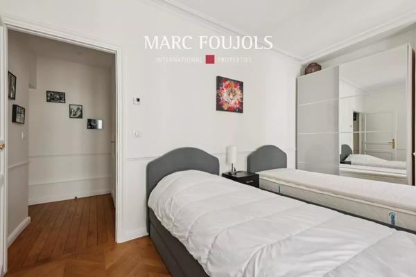 Paris VIII Triangle d’or Montaigne : appartement de 81 m² rénové meublé