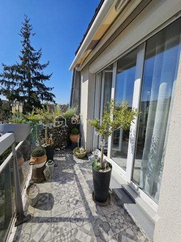 Rue de Palaisot, à 5 min à pieds de toutes les commodités, dans une belle résidence de style Mansart édifiée en 1984 avec des espaces vert, venez découvrir ce magnifique appartement 4 pièces, 3 chambres possibles, de 71m² avec son balcon (3,50m²) sans vis-à-vis exposé OUEST. Situé au 2ème et dernier étage, il est lumineux avec sa double exposition SUD et OUEST. Parking et cave. Local vélo.

LES ATOUTS DU BIEN
• Petite résidence entretenu
• AUCUN TRAVAUX
• 3 chambres possible
• Centre ville 
• Dernier étage

AGENCEMENT
• Entrée avec placard (9,5m²)
• Séjour (18,5m²)
• Balcon (3,5m²)
• Salle à manger avec placard (9,60m²)
• Cuisine (8,6m²)
• Salle d'eau (2,8m²)
• Chambre avec placard (9,60m²)
• Chambre (10m²)
• WC avec lave-main

INFORMATIONS TECHNIQUES
• Chauffage individuel électrique
• Radiateurs électriques récents
• Double vitrage PVC avec volet
• Ballon d'eau chaude récent
• Compteur d'eau individuel

INFORMATIONS FINANCIERES
• DPE D
• Charges de copropriété : 165 € / mois (soit 1980 € / an, comprenant eau froide, fond travaux, parties communes, etc)
• Taxe foncière : 1742 €

COPROPRIETE
• Immeuble de 74 lots principaux
• Pas de procédure en cours
• Nombre de lots annoncés : 4

Offrez-vous ce coin de paradis, avec toutes les commodités à pied !

Ludovic MOREL
Votre Partenaire Immobilier
Depuis 2010

•••