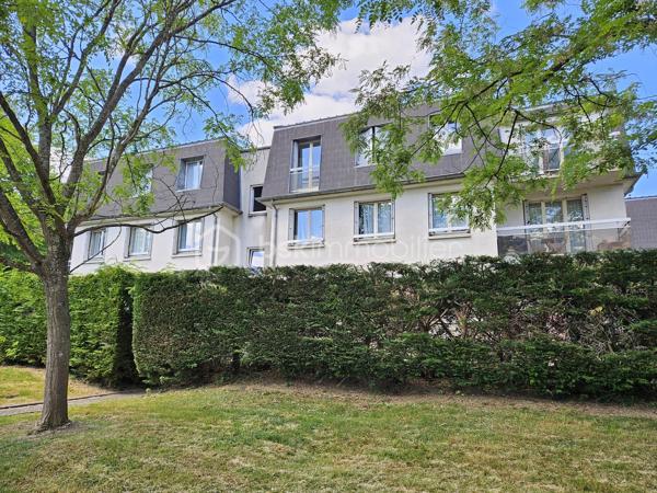 Rue de Palaisot, à 5 min à pieds de toutes les commodités, dans une belle résidence de style Mansart édifiée en 1984 avec des espaces vert, venez découvrir ce magnifique appartement 4 pièces, 3 chambres possibles, de 71m² avec son balcon (3,50m²) sans vis-à-vis exposé OUEST. Situé au 2ème et dernier étage, il est lumineux avec sa double exposition SUD et OUEST. Parking et cave. Local vélo.

LES ATOUTS DU BIEN
• Petite résidence entretenu
• AUCUN TRAVAUX
• 3 chambres possible
• Centre ville 
• Dernier étage

AGENCEMENT
• Entrée avec placard (9,5m²)
• Séjour (18,5m²)
• Balcon (3,5m²)
• Salle à manger avec placard (9,60m²)
• Cuisine (8,6m²)
• Salle d'eau (2,8m²)
• Chambre avec placard (9,60m²)
• Chambre (10m²)
• WC avec lave-main

INFORMATIONS TECHNIQUES
• Chauffage individuel électrique
• Radiateurs électriques récents
• Double vitrage PVC avec volet
• Ballon d'eau chaude récent
• Compteur d'eau individuel

INFORMATIONS FINANCIERES
• DPE D
• Charges de copropriété : 165 € / mois (soit 1980 € / an, comprenant eau froide, fond travaux, parties communes, etc)
• Taxe foncière : 1742 €

COPROPRIETE
• Immeuble de 74 lots principaux
• Pas de procédure en cours
• Nombre de lots annoncés : 4

Offrez-vous ce coin de paradis, avec toutes les commodités à pied !

Ludovic MOREL
Votre Partenaire Immobilier
Depuis 2010

•••