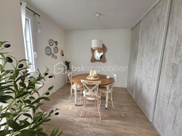 Rue de Palaisot, à 5 min à pieds de toutes les commodités, dans une belle résidence de style Mansart édifiée en 1984 avec des espaces vert, venez découvrir ce magnifique appartement 4 pièces, 3 chambres possibles, de 71m² avec son balcon (3,50m²) sans vis-à-vis exposé OUEST. Situé au 2ème et dernier étage, il est lumineux avec sa double exposition SUD et OUEST. Parking et cave. Local vélo.

LES ATOUTS DU BIEN
• Petite résidence entretenu
• AUCUN TRAVAUX
• 3 chambres possible
• Centre ville 
• Dernier étage

AGENCEMENT
• Entrée avec placard (9,5m²)
• Séjour (18,5m²)
• Balcon (3,5m²)
• Salle à manger avec placard (9,60m²)
• Cuisine (8,6m²)
• Salle d'eau (2,8m²)
• Chambre avec placard (9,60m²)
• Chambre (10m²)
• WC avec lave-main

INFORMATIONS TECHNIQUES
• Chauffage individuel électrique
• Radiateurs électriques récents
• Double vitrage PVC avec volet
• Ballon d'eau chaude récent
• Compteur d'eau individuel

INFORMATIONS FINANCIERES
• DPE D
• Charges de copropriété : 165 € / mois (soit 1980 € / an, comprenant eau froide, fond travaux, parties communes, etc)
• Taxe foncière : 1742 €

COPROPRIETE
• Immeuble de 74 lots principaux
• Pas de procédure en cours
• Nombre de lots annoncés : 4

Offrez-vous ce coin de paradis, avec toutes les commodités à pied !

Ludovic MOREL
Votre Partenaire Immobilier
Depuis 2010

•••