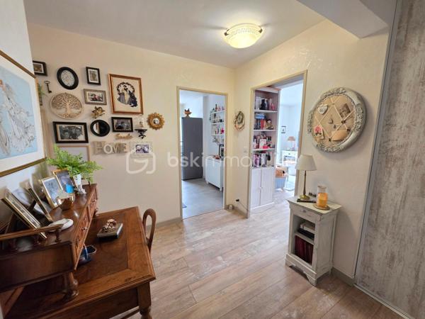 Rue de Palaisot, à 5 min à pieds de toutes les commodités, dans une belle résidence de style Mansart édifiée en 1984 avec des espaces vert, venez découvrir ce magnifique appartement 4 pièces, 3 chambres possibles, de 71m² avec son balcon (3,50m²) sans vis-à-vis exposé OUEST. Situé au 2ème et dernier étage, il est lumineux avec sa double exposition SUD et OUEST. Parking et cave. Local vélo.

LES ATOUTS DU BIEN
• Petite résidence entretenu
• AUCUN TRAVAUX
• 3 chambres possible
• Centre ville 
• Dernier étage

AGENCEMENT
• Entrée avec placard (9,5m²)
• Séjour (18,5m²)
• Balcon (3,5m²)
• Salle à manger avec placard (9,60m²)
• Cuisine (8,6m²)
• Salle d'eau (2,8m²)
• Chambre avec placard (9,60m²)
• Chambre (10m²)
• WC avec lave-main

INFORMATIONS TECHNIQUES
• Chauffage individuel électrique
• Radiateurs électriques récents
• Double vitrage PVC avec volet
• Ballon d'eau chaude récent
• Compteur d'eau individuel

INFORMATIONS FINANCIERES
• DPE D
• Charges de copropriété : 165 € / mois (soit 1980 € / an, comprenant eau froide, fond travaux, parties communes, etc)
• Taxe foncière : 1742 €

COPROPRIETE
• Immeuble de 74 lots principaux
• Pas de procédure en cours
• Nombre de lots annoncés : 4

Offrez-vous ce coin de paradis, avec toutes les commodités à pied !

Ludovic MOREL
Votre Partenaire Immobilier
Depuis 2010

•••