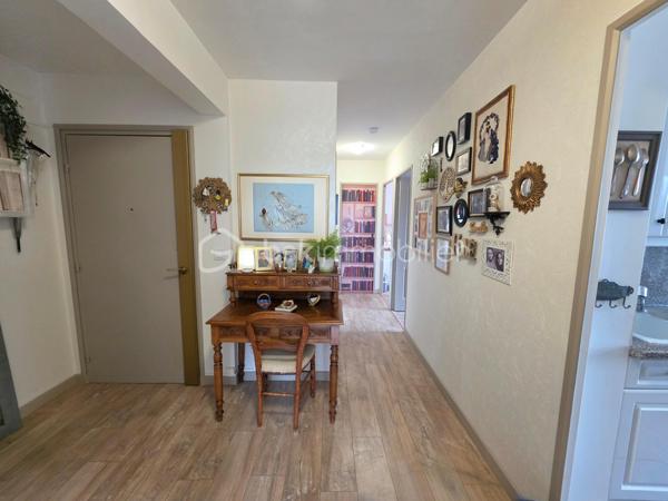 Rue de Palaisot, à 5 min à pieds de toutes les commodités, dans une belle résidence de style Mansart édifiée en 1984 avec des espaces vert, venez découvrir ce magnifique appartement 4 pièces, 3 chambres possibles, de 71m² avec son balcon (3,50m²) sans vis-à-vis exposé OUEST. Situé au 2ème et dernier étage, il est lumineux avec sa double exposition SUD et OUEST. Parking et cave. Local vélo.

LES ATOUTS DU BIEN
• Petite résidence entretenu
• AUCUN TRAVAUX
• 3 chambres possible
• Centre ville 
• Dernier étage

AGENCEMENT
• Entrée avec placard (9,5m²)
• Séjour (18,5m²)
• Balcon (3,5m²)
• Salle à manger avec placard (9,60m²)
• Cuisine (8,6m²)
• Salle d'eau (2,8m²)
• Chambre avec placard (9,60m²)
• Chambre (10m²)
• WC avec lave-main

INFORMATIONS TECHNIQUES
• Chauffage individuel électrique
• Radiateurs électriques récents
• Double vitrage PVC avec volet
• Ballon d'eau chaude récent
• Compteur d'eau individuel

INFORMATIONS FINANCIERES
• DPE D
• Charges de copropriété : 165 € / mois (soit 1980 € / an, comprenant eau froide, fond travaux, parties communes, etc)
• Taxe foncière : 1742 €

COPROPRIETE
• Immeuble de 74 lots principaux
• Pas de procédure en cours
• Nombre de lots annoncés : 4

Offrez-vous ce coin de paradis, avec toutes les commodités à pied !

Ludovic MOREL
Votre Partenaire Immobilier
Depuis 2010

•••