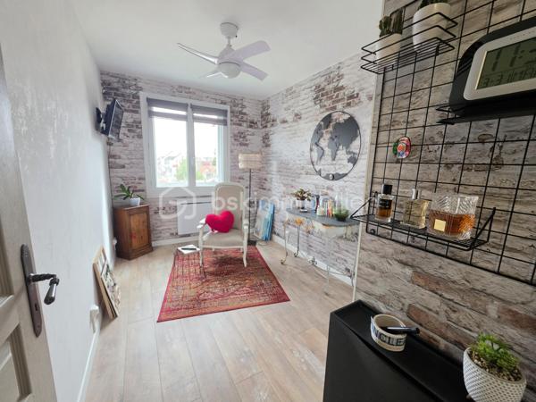 Rue de Palaisot, à 5 min à pieds de toutes les commodités, dans une belle résidence de style Mansart édifiée en 1984 avec des espaces vert, venez découvrir ce magnifique appartement 4 pièces, 3 chambres possibles, de 71m² avec son balcon (3,50m²) sans vis-à-vis exposé OUEST. Situé au 2ème et dernier étage, il est lumineux avec sa double exposition SUD et OUEST. Parking et cave. Local vélo.

LES ATOUTS DU BIEN
• Petite résidence entretenu
• AUCUN TRAVAUX
• 3 chambres possible
• Centre ville 
• Dernier étage

AGENCEMENT
• Entrée avec placard (9,5m²)
• Séjour (18,5m²)
• Balcon (3,5m²)
• Salle à manger avec placard (9,60m²)
• Cuisine (8,6m²)
• Salle d'eau (2,8m²)
• Chambre avec placard (9,60m²)
• Chambre (10m²)
• WC avec lave-main

INFORMATIONS TECHNIQUES
• Chauffage individuel électrique
• Radiateurs électriques récents
• Double vitrage PVC avec volet
• Ballon d'eau chaude récent
• Compteur d'eau individuel

INFORMATIONS FINANCIERES
• DPE D
• Charges de copropriété : 165 € / mois (soit 1980 € / an, comprenant eau froide, fond travaux, parties communes, etc)
• Taxe foncière : 1742 €

COPROPRIETE
• Immeuble de 74 lots principaux
• Pas de procédure en cours
• Nombre de lots annoncés : 4

Offrez-vous ce coin de paradis, avec toutes les commodités à pied !

Ludovic MOREL
Votre Partenaire Immobilier
Depuis 2010

•••