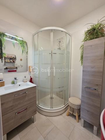Rue de Palaisot, à 5 min à pieds de toutes les commodités, dans une belle résidence de style Mansart édifiée en 1984 avec des espaces vert, venez découvrir ce magnifique appartement 4 pièces, 3 chambres possibles, de 71m² avec son balcon (3,50m²) sans vis-à-vis exposé OUEST. Situé au 2ème et dernier étage, il est lumineux avec sa double exposition SUD et OUEST. Parking et cave. Local vélo.

LES ATOUTS DU BIEN
• Petite résidence entretenu
• AUCUN TRAVAUX
• 3 chambres possible
• Centre ville 
• Dernier étage

AGENCEMENT
• Entrée avec placard (9,5m²)
• Séjour (18,5m²)
• Balcon (3,5m²)
• Salle à manger avec placard (9,60m²)
• Cuisine (8,6m²)
• Salle d'eau (2,8m²)
• Chambre avec placard (9,60m²)
• Chambre (10m²)
• WC avec lave-main

INFORMATIONS TECHNIQUES
• Chauffage individuel électrique
• Radiateurs électriques récents
• Double vitrage PVC avec volet
• Ballon d'eau chaude récent
• Compteur d'eau individuel

INFORMATIONS FINANCIERES
• DPE D
• Charges de copropriété : 165 € / mois (soit 1980 € / an, comprenant eau froide, fond travaux, parties communes, etc)
• Taxe foncière : 1742 €

COPROPRIETE
• Immeuble de 74 lots principaux
• Pas de procédure en cours
• Nombre de lots annoncés : 4

Offrez-vous ce coin de paradis, avec toutes les commodités à pied !

Ludovic MOREL
Votre Partenaire Immobilier
Depuis 2010

•••