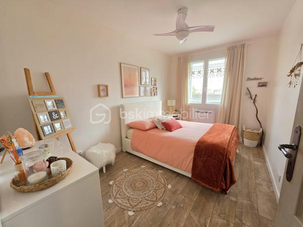 Rue de Palaisot, à 5 min à pieds de toutes les commodités, dans une belle résidence de style Mansart édifiée en 1984 avec des espaces vert, venez découvrir ce magnifique appartement 4 pièces, 3 chambres possibles, de 71m² avec son balcon (3,50m²) sans vis-à-vis exposé OUEST. Situé au 2ème et dernier étage, il est lumineux avec sa double exposition SUD et OUEST. Parking et cave. Local vélo.

LES ATOUTS DU BIEN
• Petite résidence entretenu
• AUCUN TRAVAUX
• 3 chambres possible
• Centre ville 
• Dernier étage

AGENCEMENT
• Entrée avec placard (9,5m²)
• Séjour (18,5m²)
• Balcon (3,5m²)
• Salle à manger avec placard (9,60m²)
• Cuisine (8,6m²)
• Salle d'eau (2,8m²)
• Chambre avec placard (9,60m²)
• Chambre (10m²)
• WC avec lave-main

INFORMATIONS TECHNIQUES
• Chauffage individuel électrique
• Radiateurs électriques récents
• Double vitrage PVC avec volet
• Ballon d'eau chaude récent
• Compteur d'eau individuel

INFORMATIONS FINANCIERES
• DPE D
• Charges de copropriété : 165 € / mois (soit 1980 € / an, comprenant eau froide, fond travaux, parties communes, etc)
• Taxe foncière : 1742 €

COPROPRIETE
• Immeuble de 74 lots principaux
• Pas de procédure en cours
• Nombre de lots annoncés : 4

Offrez-vous ce coin de paradis, avec toutes les commodités à pied !

Ludovic MOREL
Votre Partenaire Immobilier
Depuis 2010

•••