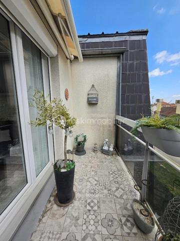 Rue de Palaisot, à 5 min à pieds de toutes les commodités, dans une belle résidence de style Mansart édifiée en 1984 avec des espaces vert, venez découvrir ce magnifique appartement 4 pièces, 3 chambres possibles, de 71m² avec son balcon (3,50m²) sans vis-à-vis exposé OUEST. Situé au 2ème et dernier étage, il est lumineux avec sa double exposition SUD et OUEST. Parking et cave. Local vélo.

LES ATOUTS DU BIEN
• Petite résidence entretenu
• AUCUN TRAVAUX
• 3 chambres possible
• Centre ville 
• Dernier étage

AGENCEMENT
• Entrée avec placard (9,5m²)
• Séjour (18,5m²)
• Balcon (3,5m²)
• Salle à manger avec placard (9,60m²)
• Cuisine (8,6m²)
• Salle d'eau (2,8m²)
• Chambre avec placard (9,60m²)
• Chambre (10m²)
• WC avec lave-main

INFORMATIONS TECHNIQUES
• Chauffage individuel électrique
• Radiateurs électriques récents
• Double vitrage PVC avec volet
• Ballon d'eau chaude récent
• Compteur d'eau individuel

INFORMATIONS FINANCIERES
• DPE D
• Charges de copropriété : 165 € / mois (soit 1980 € / an, comprenant eau froide, fond travaux, parties communes, etc)
• Taxe foncière : 1742 €

COPROPRIETE
• Immeuble de 74 lots principaux
• Pas de procédure en cours
• Nombre de lots annoncés : 4

Offrez-vous ce coin de paradis, avec toutes les commodités à pied !

Ludovic MOREL
Votre Partenaire Immobilier
Depuis 2010

•••