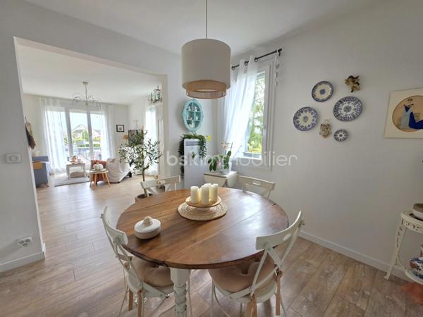 Rue de Palaisot, à 5 min à pieds de toutes les commodités, dans une belle résidence de style Mansart édifiée en 1984 avec des espaces vert, venez découvrir ce magnifique appartement 4 pièces, 3 chambres possibles, de 71m² avec son balcon (3,50m²) sans vis-à-vis exposé OUEST. Situé au 2ème et dernier étage, il est lumineux avec sa double exposition SUD et OUEST. Parking et cave. Local vélo.

LES ATOUTS DU BIEN
• Petite résidence entretenu
• AUCUN TRAVAUX
• 3 chambres possible
• Centre ville 
• Dernier étage

AGENCEMENT
• Entrée avec placard (9,5m²)
• Séjour (18,5m²)
• Balcon (3,5m²)
• Salle à manger avec placard (9,60m²)
• Cuisine (8,6m²)
• Salle d'eau (2,8m²)
• Chambre avec placard (9,60m²)
• Chambre (10m²)
• WC avec lave-main

INFORMATIONS TECHNIQUES
• Chauffage individuel électrique
• Radiateurs électriques récents
• Double vitrage PVC avec volet
• Ballon d'eau chaude récent
• Compteur d'eau individuel

INFORMATIONS FINANCIERES
• DPE D
• Charges de copropriété : 165 € / mois (soit 1980 € / an, comprenant eau froide, fond travaux, parties communes, etc)
• Taxe foncière : 1742 €

COPROPRIETE
• Immeuble de 74 lots principaux
• Pas de procédure en cours
• Nombre de lots annoncés : 4

Offrez-vous ce coin de paradis, avec toutes les commodités à pied !

Ludovic MOREL
Votre Partenaire Immobilier
Depuis 2010

•••