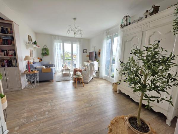 Rue de Palaisot, à 5 min à pieds de toutes les commodités, dans une belle résidence de style Mansart édifiée en 1984 avec des espaces vert, venez découvrir ce magnifique appartement 4 pièces, 3 chambres possibles, de 71m² avec son balcon (3,50m²) sans vis-à-vis exposé OUEST. Situé au 2ème et dernier étage, il est lumineux avec sa double exposition SUD et OUEST. Parking et cave. Local vélo.

LES ATOUTS DU BIEN
• Petite résidence entretenu
• AUCUN TRAVAUX
• 3 chambres possible
• Centre ville 
• Dernier étage

AGENCEMENT
• Entrée avec placard (9,5m²)
• Séjour (18,5m²)
• Balcon (3,5m²)
• Salle à manger avec placard (9,60m²)
• Cuisine (8,6m²)
• Salle d'eau (2,8m²)
• Chambre avec placard (9,60m²)
• Chambre (10m²)
• WC avec lave-main

INFORMATIONS TECHNIQUES
• Chauffage individuel électrique
• Radiateurs électriques récents
• Double vitrage PVC avec volet
• Ballon d'eau chaude récent
• Compteur d'eau individuel

INFORMATIONS FINANCIERES
• DPE D
• Charges de copropriété : 165 € / mois (soit 1980 € / an, comprenant eau froide, fond travaux, parties communes, etc)
• Taxe foncière : 1742 €

COPROPRIETE
• Immeuble de 74 lots principaux
• Pas de procédure en cours
• Nombre de lots annoncés : 4

Offrez-vous ce coin de paradis, avec toutes les commodités à pied !

Ludovic MOREL
Votre Partenaire Immobilier
Depuis 2010

•••