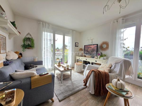 Rue de Palaisot, à 5 min à pieds de toutes les commodités, dans une belle résidence de style Mansart édifiée en 1984 avec des espaces vert, venez découvrir ce magnifique appartement 4 pièces, 3 chambres possibles, de 71m² avec son balcon (3,50m²) sans vis-à-vis exposé OUEST. Situé au 2ème et dernier étage, il est lumineux avec sa double exposition SUD et OUEST. Parking et cave. Local vélo.

LES ATOUTS DU BIEN
• Petite résidence entretenu
• AUCUN TRAVAUX
• 3 chambres possible
• Centre ville 
• Dernier étage

AGENCEMENT
• Entrée avec placard (9,5m²)
• Séjour (18,5m²)
• Balcon (3,5m²)
• Salle à manger avec placard (9,60m²)
• Cuisine (8,6m²)
• Salle d'eau (2,8m²)
• Chambre avec placard (9,60m²)
• Chambre (10m²)
• WC avec lave-main

INFORMATIONS TECHNIQUES
• Chauffage individuel électrique
• Radiateurs électriques récents
• Double vitrage PVC avec volet
• Ballon d'eau chaude récent
• Compteur d'eau individuel

INFORMATIONS FINANCIERES
• DPE D
• Charges de copropriété : 165 € / mois (soit 1980 € / an, comprenant eau froide, fond travaux, parties communes, etc)
• Taxe foncière : 1742 €

COPROPRIETE
• Immeuble de 74 lots principaux
• Pas de procédure en cours
• Nombre de lots annoncés : 4

Offrez-vous ce coin de paradis, avec toutes les commodités à pied !

Ludovic MOREL
Votre Partenaire Immobilier
Depuis 2010

•••