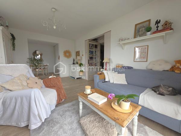 Rue de Palaisot, à 5 min à pieds de toutes les commodités, dans une belle résidence de style Mansart édifiée en 1984 avec des espaces vert, venez découvrir ce magnifique appartement 4 pièces, 3 chambres possibles, de 71m² avec son balcon (3,50m²) sans vis-à-vis exposé OUEST. Situé au 2ème et dernier étage, il est lumineux avec sa double exposition SUD et OUEST. Parking et cave. Local vélo.

LES ATOUTS DU BIEN
• Petite résidence entretenu
• AUCUN TRAVAUX
• 3 chambres possible
• Centre ville 
• Dernier étage

AGENCEMENT
• Entrée avec placard (9,5m²)
• Séjour (18,5m²)
• Balcon (3,5m²)
• Salle à manger avec placard (9,60m²)
• Cuisine (8,6m²)
• Salle d'eau (2,8m²)
• Chambre avec placard (9,60m²)
• Chambre (10m²)
• WC avec lave-main

INFORMATIONS TECHNIQUES
• Chauffage individuel électrique
• Radiateurs électriques récents
• Double vitrage PVC avec volet
• Ballon d'eau chaude récent
• Compteur d'eau individuel

INFORMATIONS FINANCIERES
• DPE D
• Charges de copropriété : 165 € / mois (soit 1980 € / an, comprenant eau froide, fond travaux, parties communes, etc)
• Taxe foncière : 1742 €

COPROPRIETE
• Immeuble de 74 lots principaux
• Pas de procédure en cours
• Nombre de lots annoncés : 4

Offrez-vous ce coin de paradis, avec toutes les commodités à pied !

Ludovic MOREL
Votre Partenaire Immobilier
Depuis 2010

•••