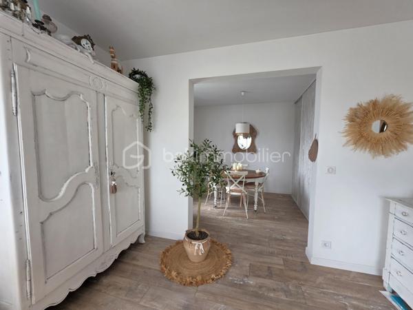 Rue de Palaisot, à 5 min à pieds de toutes les commodités, dans une belle résidence de style Mansart édifiée en 1984 avec des espaces vert, venez découvrir ce magnifique appartement 4 pièces, 3 chambres possibles, de 71m² avec son balcon (3,50m²) sans vis-à-vis exposé OUEST. Situé au 2ème et dernier étage, il est lumineux avec sa double exposition SUD et OUEST. Parking et cave. Local vélo.

LES ATOUTS DU BIEN
• Petite résidence entretenu
• AUCUN TRAVAUX
• 3 chambres possible
• Centre ville 
• Dernier étage

AGENCEMENT
• Entrée avec placard (9,5m²)
• Séjour (18,5m²)
• Balcon (3,5m²)
• Salle à manger avec placard (9,60m²)
• Cuisine (8,6m²)
• Salle d'eau (2,8m²)
• Chambre avec placard (9,60m²)
• Chambre (10m²)
• WC avec lave-main

INFORMATIONS TECHNIQUES
• Chauffage individuel électrique
• Radiateurs électriques récents
• Double vitrage PVC avec volet
• Ballon d'eau chaude récent
• Compteur d'eau individuel

INFORMATIONS FINANCIERES
• DPE D
• Charges de copropriété : 165 € / mois (soit 1980 € / an, comprenant eau froide, fond travaux, parties communes, etc)
• Taxe foncière : 1742 €

COPROPRIETE
• Immeuble de 74 lots principaux
• Pas de procédure en cours
• Nombre de lots annoncés : 4

Offrez-vous ce coin de paradis, avec toutes les commodités à pied !

Ludovic MOREL
Votre Partenaire Immobilier
Depuis 2010

•••