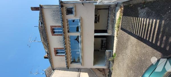 Maison de ville centre GUEMENE-PENFAO. Nombreuses possibilités d'aménagement. Cour et deux garages.