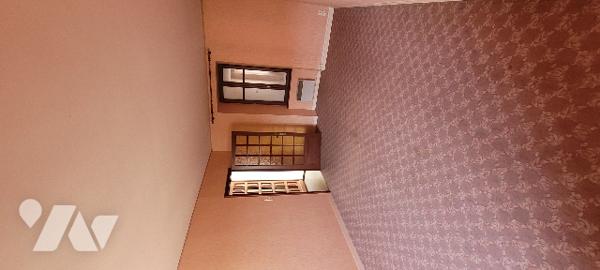 Maison de ville centre GUEMENE-PENFAO. Nombreuses possibilités d'aménagement. Cour et deux garages.