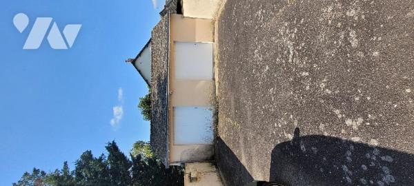 Maison de ville centre GUEMENE-PENFAO. Nombreuses possibilités d'aménagement. Cour et deux garages.