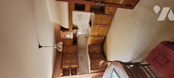 Maison de ville centre GUEMENE-PENFAO. Nombreuses possibilités d'aménagement. Cour et deux garages.