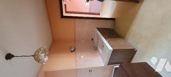 Maison de ville centre GUEMENE-PENFAO. Nombreuses possibilités d'aménagement. Cour et deux garages.