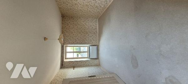 Maison de ville centre GUEMENE-PENFAO. Nombreuses possibilités d'aménagement. Cour et deux garages.