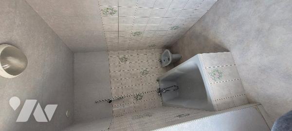 Maison de ville centre GUEMENE-PENFAO. Nombreuses possibilités d'aménagement. Cour et deux garages.