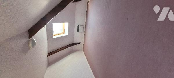 Maison de ville centre GUEMENE-PENFAO. Nombreuses possibilités d'aménagement. Cour et deux garages.