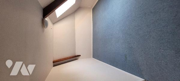 Maison de ville centre GUEMENE-PENFAO. Nombreuses possibilités d'aménagement. Cour et deux garages.